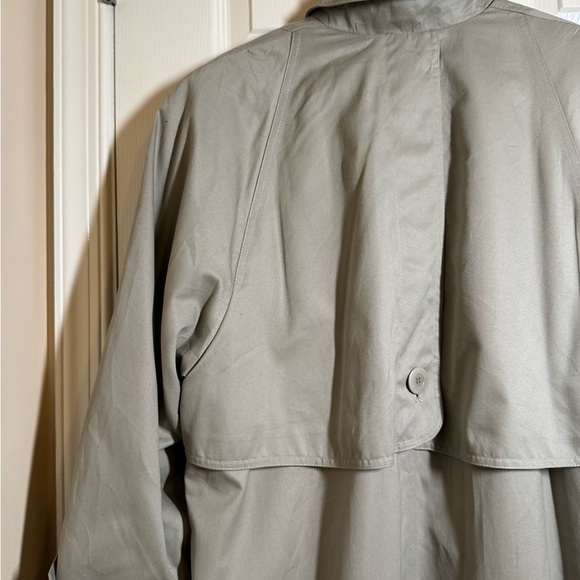 Vintage London Fog Women's Tan Trench Coat - Picture 4 of 13